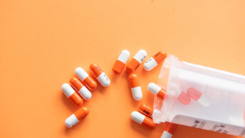 Container closure system leachables analysis for pharmaceutical vials